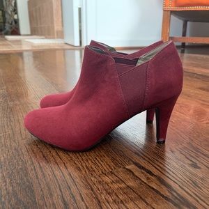 Nine West burgundy faux suede booties